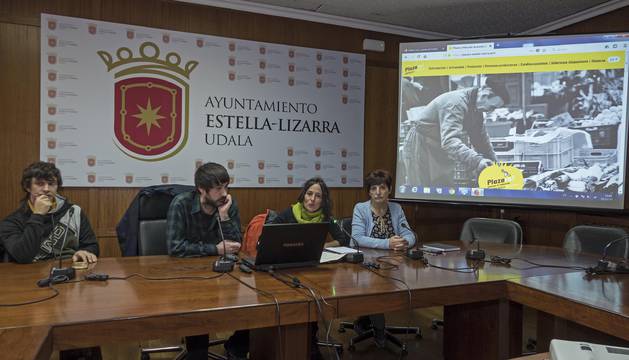 Foto de Josu Irurtzun y Pedro Gainza, encargados de la web, junto a Ester Montero y la edil Emma Ruiz