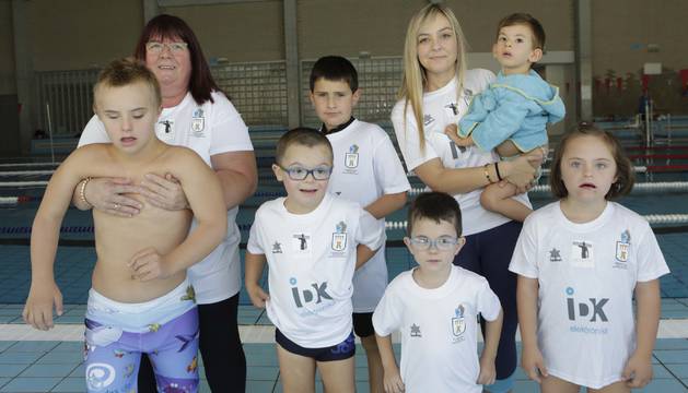 Josune Erro Extremado y su madre, Mari Paz Extremado, alma mater del club, con varios alumnos de natación adaptada.