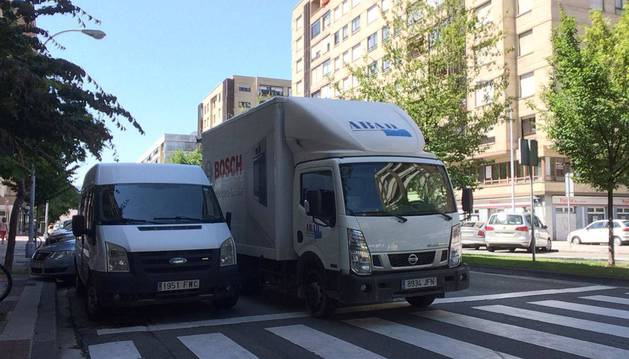 Foto de para mejorar la visibilidad se ha optado en muchas calles por que la plaza de aparcamiento más cercana al paso de peatones sea en línea y no en batería. El remedio ha sido peor porque, según APANA, furgonetas y camiones aprovechan el hueco para aparcar un rato, lo que acaba restando más visibilidad que cuando la plaza era en batería. Como prueba, la imagen tomada en la calle Esquíroz.