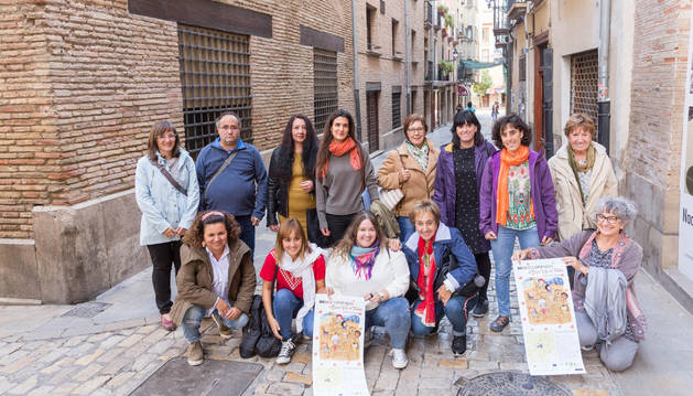 Foto de los representantes de los colectivos participantes posan, con los carteles de la jornada, junto a la edil Marisa Marqués -3ª por la derecha-.