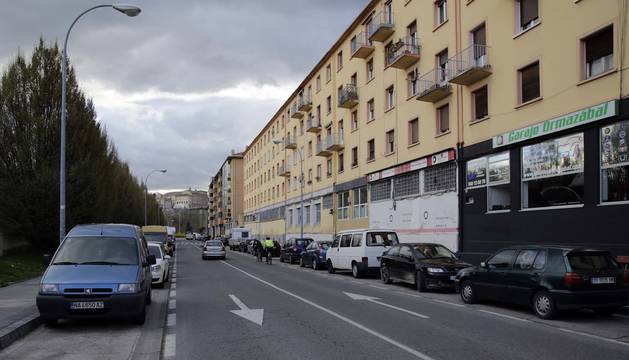 Errotazar. De la misma manera que la calle Río Arga, las avenidas más cercanas al cauce son las primeras en las que los huecos para aparcar escasean y en las que los conductores se ven obligados a dar una vuelta tras otra.