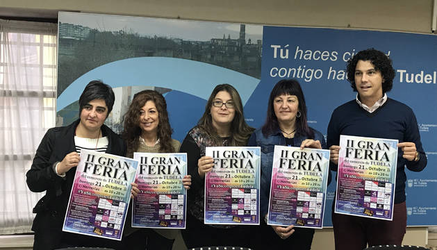 ORGANIZADORES Y ESTABLECIMIENTOS PARTICIPANTES De izquierda a derecha: Bea Blanco, presidenta de la Zona Comercial del Barrio del Lourdes; Marisa Pablos, vocal de TUC; Olga Risueño, edil de Comercio; Anabel García, presidenta de TUC; y Paul Carcavilla, vocal de TUC.