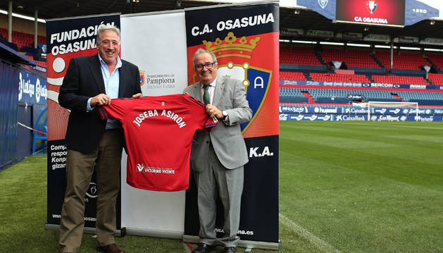 Luis Sabalza hizo entrega a Joseba Asiron de una camiseta de Osasuna con su nombre.