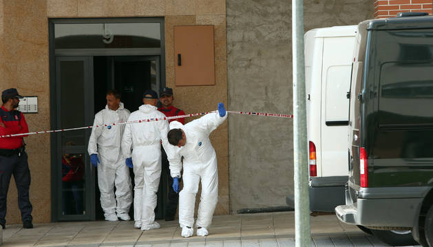 Agentes de la Policía Foral, en el portal del piso donde ocurrieron los hechos.