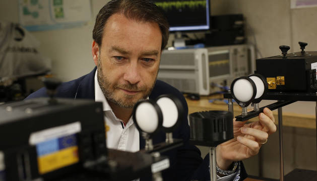 Ramón Gonzalo, en el laboratorio de investigación en la UPNA, con uno de los equipos emisor y receptor a través de los que leen el campo invisible de ondas electromagnéticas.