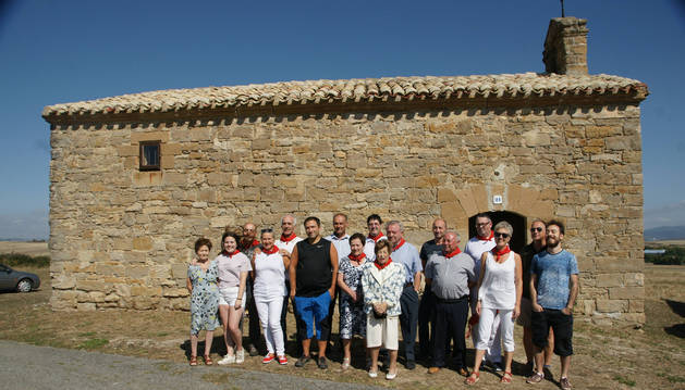 Desde la izquierda, Joaquina Sengáriz Reta, Nerea Otazu Marín, Fernando Otazu Sengáriz, Conchi Santamaría Muñoz, José Ángel Larumbe Irigoyen, Javier Otazu Sengáriz, Pedro Luis Belzunegui Turrillas, Maritxu Sengáriz Reta, Ramontxo Elizagaray Garralda, Juanita Garralda Arizcuren, Lucio Otazu Esparza, José Miguel Otazu Sengáriz, Juan Esparza Eraso, Alberto Elizagaray Garralda, Arantza Marín Losua, José Contreras López, y Daniel Contreras Larumbe. Diecisiete de los habitantes de Barbatáin, frente a la ermita de San Miguel.