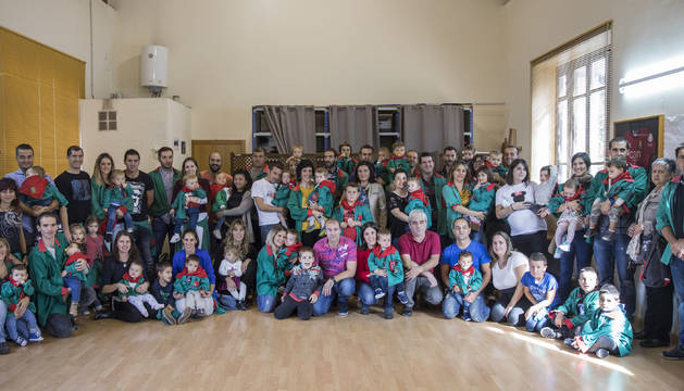 Los recién nacidos durante el último año posaron todos juntos después de la entrega de pañuelos para hacerse la tradicional foto grupal.