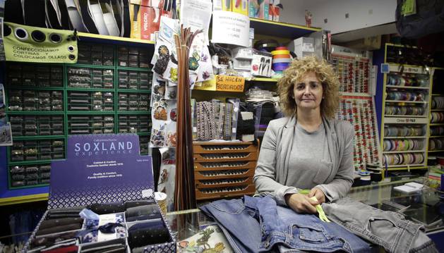 Pepi Fernández Moreno tras el mostrador de su mercería, que lleva el mismo nombre de la calle.