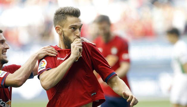 Roberto Torres se besa el escudo delante de la afición de Graderío Sur para celebrar el gol que marcó al Córdoba.