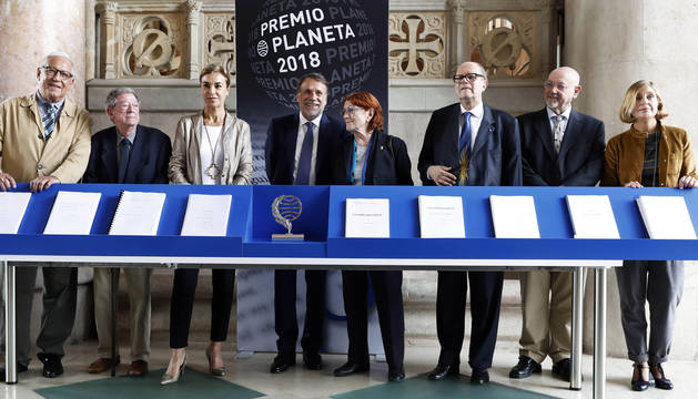 El jurado del Premio Planeta de literatura, Alberto Blecua (2i), Fernando Delgado (i), Juan Eslava Galán (3d), Pere Gimferrer (2d), Carmen Posadas (3i), Rosa Regás (4d) y Belén López (d), junto al presidente de la editorial Planeta, José Creuheras (4i), posan con los manuscritos de las 10 novelas finalistas al Premio Planeta 2018.