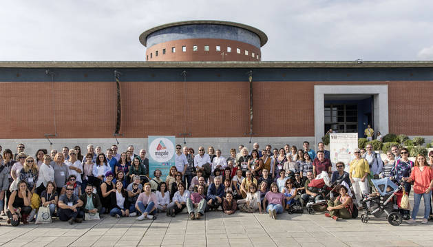 Algunos de los asistentes al 'VIII Encuentro Estatal de Acogimiento Familiar', ayer por la tarde frente al Planetario de Pamplona.
