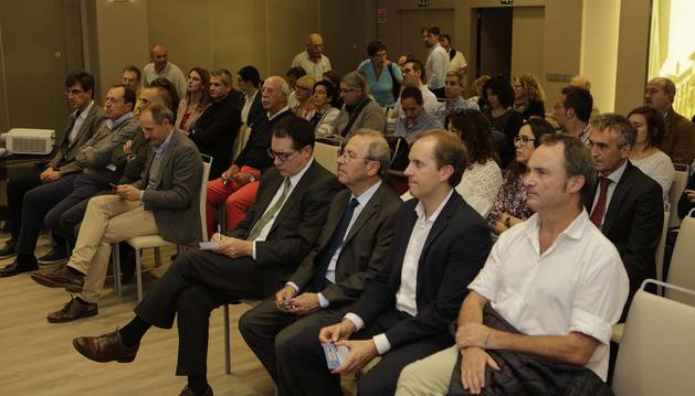 Cerca de un centenar de asistentes acudió a la charla celebrada en el hotel NH Iruña Park.