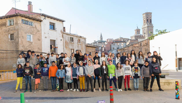Los alumnos del colegio Elvira España de Tudela que participaron en los dos primeros turnos posaron juntos en la plaza de Huerfanicos, donde estuvieron trabajando.