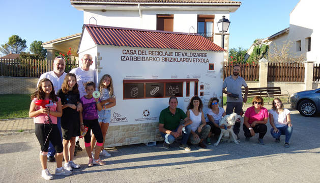 Vecinos y representantes de Obanos y la mancomunidad junto a la casa instalada en el pueblo.