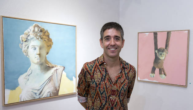 David Anocíbar, ante dos de las obras que forman parte de esos recuerdos de la infancia plasmados en la exposición Mind Pops.