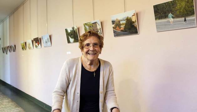 María Gárate, 94 años, es una de los seis alumnos del taller de pintura. Detrás, algunos de sus cuadros. “Nunca antes había pintado”.