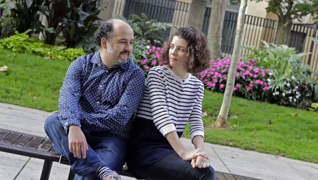 Txalo Toloza y Laida Azkona, este miércoles en la Avenida Carlos III de Pamplona, frente al Teatro Gayarre.