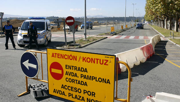 Cartel colocado a media mañana para advertir del cierre de un vial y el cambio de sentido.