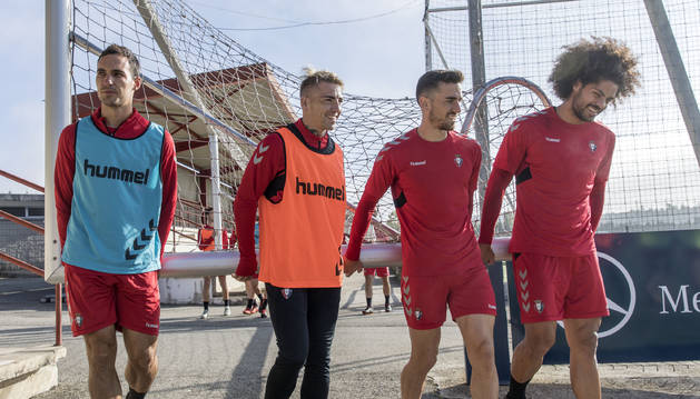 Unai García, Brandon Thomas, Kike Barja y Aridane Hernández trasladan una portería al campo para el partidillo.