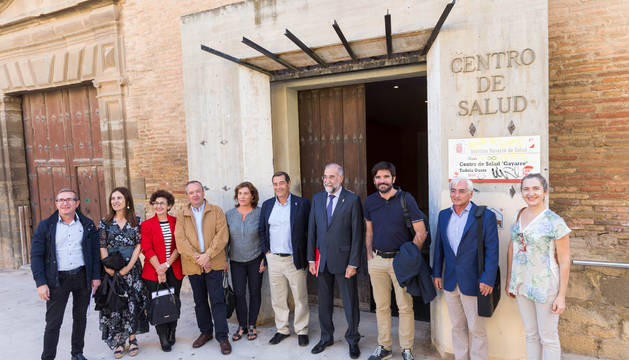 En la foto, de izquierda a derecha: Luis Serrano Mallagra, Ana Beamonte Aréjula, María Lorente Simón, Luis Pérez Puyo, Montse Torres Berdonces, José Ramón Mora Martínez, Fernando Domínguez Cunchillos, Eneko Larrarte Huguet, Óscar Moracho del Río y Ana Carmen Jaso López, en la puerta de entrada del centro de salud Gayarre Tudela Oeste de la capital ribera.