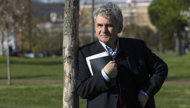 Bernardo Atxaga en el parque Yamaguchi, en una visita reciente a Pamplona, donde hoy vuelve para participar en los Diálogos de Medianoche.