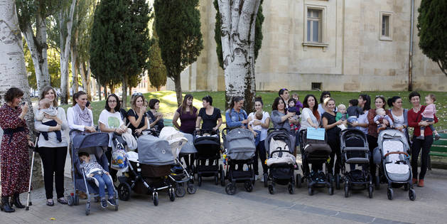 Un grupo de madres y padres se han congregado este miércoles para reclamar el IRPF por maternidad.