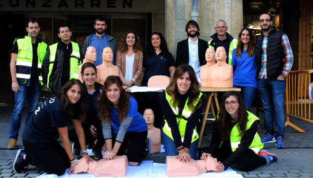 El grupo de médicos del hospital García Orcoyen de Estella que este jueves mostró cómo hacer una RCP en la plaza de los Fueros.
