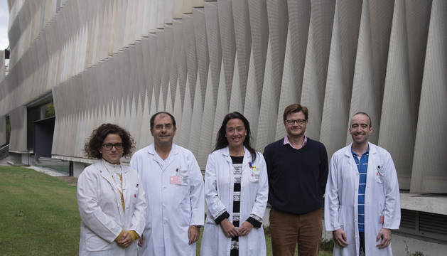 De izda. a dcha. Dra. García de Jalón (psiquiatra del programa PePs), Dr. Cuesta (jefe de sº Psiquiatría), Dra. Moreno (jefa clínica de Programas Especiales de Psiquiatría del CHN), Dr. Peralta (jefe de sº del Área de Hospitalización de Salud Mental) y Dr. Gil (neuropsicólogo de la Unidad de Investigación de Psicosis).