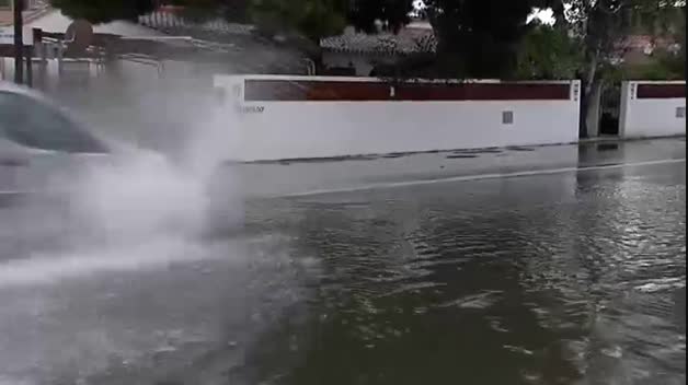 La gota fría deja las primeras calles inundadas en el norte de Alicante