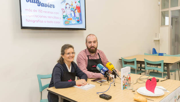 La autora del libro, Ángela Arregui 'Lita', junto al coordinador de Villa Javier, David Crespo.