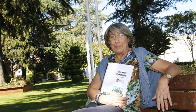 Ana Moreno, con su libro, junto a los abetos y cedros, las especies más añejas del Club de Tenis.