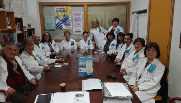 Desde la izquierda, Juan Ignacio Sanz Zudaire, Miren Larrucea Arrasate, Jesús Mª López-Vailo Urroz, Carmen Alonso Rivillas, Felisa Fernández Rosquil, Pilar Fernández de Legaria Diez de Ilarraza, Marta Azcona Muneta, Asun Arrastio Corres, Mª Josefa Villar Lafuerza, Julia Cárdenas Segura, Mónica Gallego Hernando, Raquel Asarta Epenza y Maribel Sanz García. Falta en esta foto tomada en su sede del hospital durante una reunión una de las voluntarias veteranas, Carmen Mª Arnedillo Sánchez.