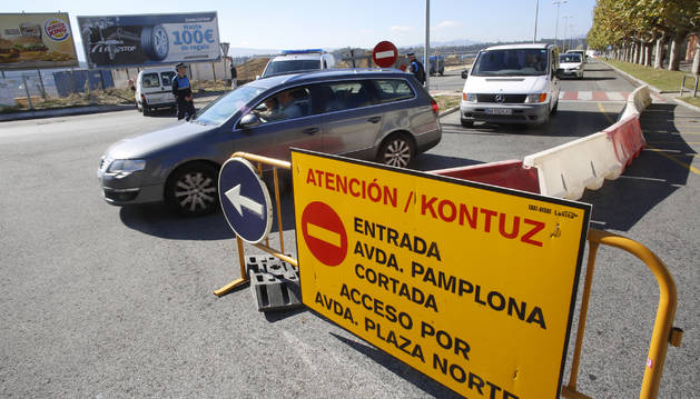 Señalización colocada el miércoles, ante el cierre de un tramo de la avenida de Pamplona.