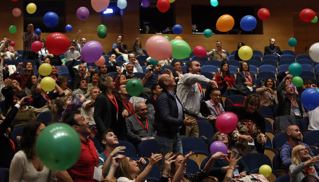 El público intercambió durante la conferencia las actividades que les hacen felices escondidas en globos de colores.