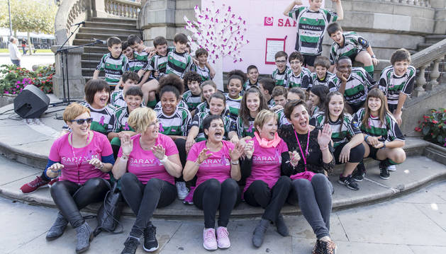 Jóvenes de la Federación Navarra de Rugby y socias de Saray ayer, juntos en la Plaza del Castillo.