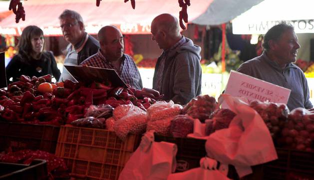 Entre septiembre y noviembre, la campa de la Fundación Mena de Puente la Reina se transforma en territorio rojo donde el pimiento, en sus en múltiples variedades, se erige en protagonista. Los productores locales no ocultan su satisfacción ante una campaña que, ya adelantan, se presenta “muy buena”