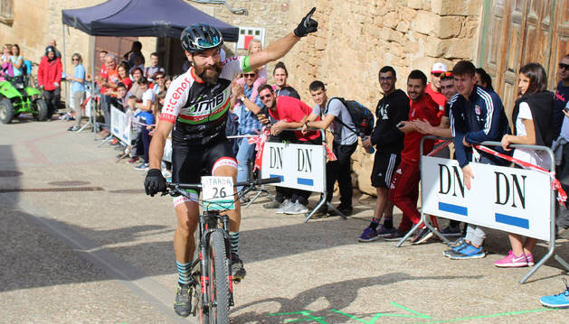 Jesús Bacaicoa, 'Bacu', del DMB-Koshkill, celebra su triunfo este domingo en la prueba del Open Diario de Navarra 2018 disputada en Luquin.