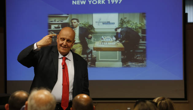 El periodista y ajedrecista Leontxo García, el pasado martes, en Pamplona, durante su conferencia sobre liderazgo ante los asociados de ANEL.