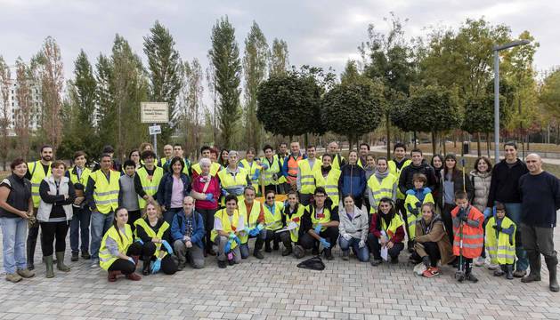 Más de 120 voluntarios y voluntarias se han congregado este sábado para participar en la limpieza del río Sadar