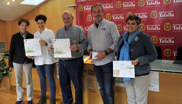 Desde la izda., Loren Albéniz, concejala; la técnica de Turismo, Pili Etxeberria; el concejal de Festejos, Jacinto Goñi; el alcalde, Arturo Goldaracena; y la concejala Albina Prieto tras el acto de presentación.