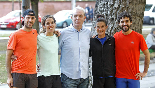 CON LOS CUATRO ÚLTIMOS CAMPEONES NAVARROS. Patxi Morentin puede decir que entrena a buena parte de la elite del fondo navarro. Por ejemplo, en la foto tomada en la Vuelta del Castillo, coincidieron Javier Nagore y Maitane Melero (campeones navarros de 10 kilómetros el pasado día 13) junto a Amaia Melero y Ayrton Azcue (campeones de 5 km). Cuando ellas acababan su entrenamiento, ellos lo comenzaban. Morentin supervisaba el trabajo de los dos grupos.