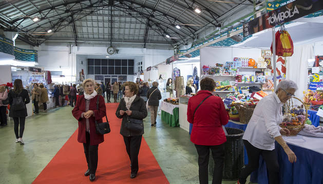 Varias personas visitan el Rastrillo durante la edición del año pasado en la estación de autobuses.