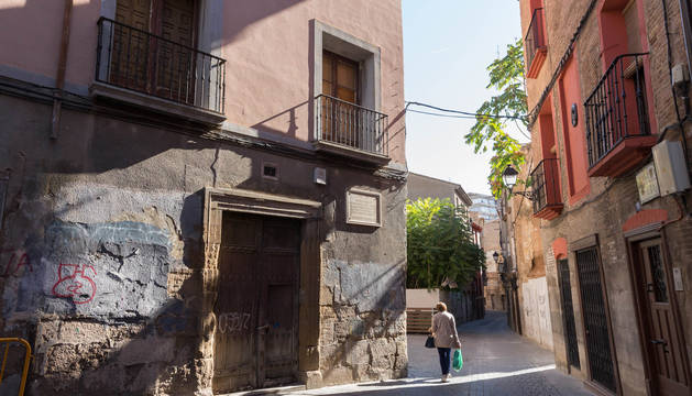 Una vecina camina por la calle Verjas, en pleno Casco Antiguo de la capital ribera.