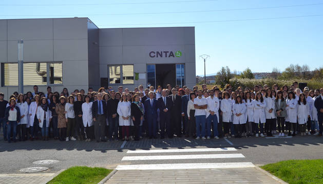 Los 130 trabajadores que forman la plantilla de CNTA junto a Jorge Jordana, parte del Consejo Rector, Manu Ayerdi y Emilio Cigudosa ante el nuevo edificio.