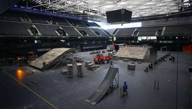 Operarios trabajan desde el pasado lunes en la puesta a punto del Navarra Arena para albergar el próximo sábado el espectáculo Mini Lurauto X Gravity.