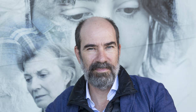 Jaime Rosales este martes en los Golem. Detrás, el cartel con 3 de sus protagonistas: Barbara Lennie, Marisa Paredes y Alex Brendemühl.