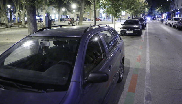 A partir del fin del estacionamiento regulado, 20 horas, es fácil encontrar vehículos aparcados sin tarjeta de residente.