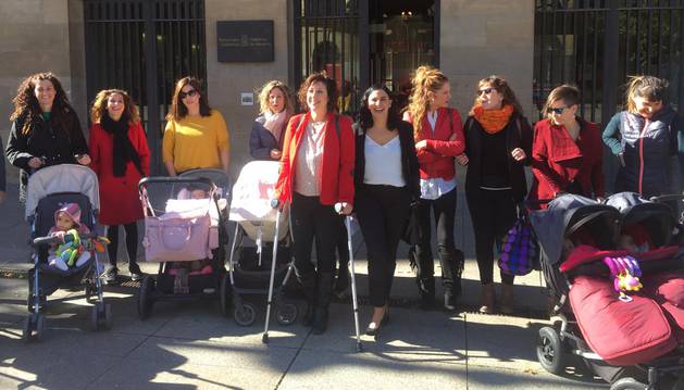 foto de El colectivo de madres navarras que reclama la devolución del IRPF de las prestaciones por maternidad se ha reunido este miércoles con la presidenta Barkos.