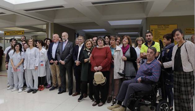 Autoridades, sanitarios y personal encargado de la atención a afectados por daño cerebral junto con socios de Adacen este miércoles, en Ubarmin.