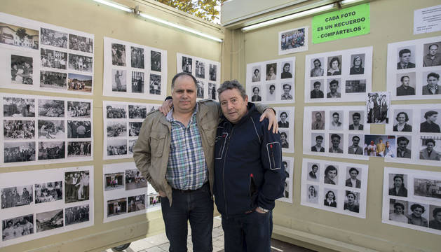 Ángel Mari Armendáriz y Jesús Noáin delante de los paneles donde colocan 125 fotos cada año.